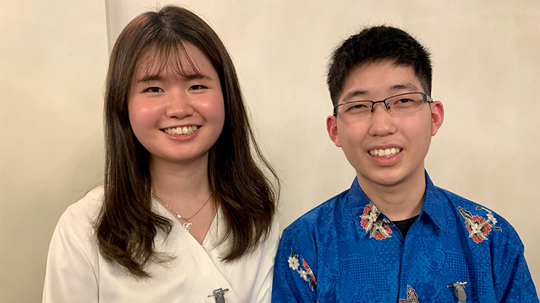 卒業生のグラシアさん（左）とネイトさん（右）